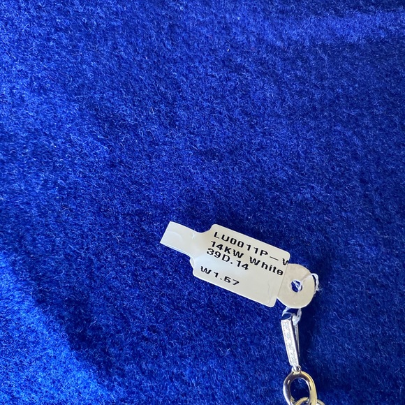 NWT White Gold Pendant with amounted Diamonds. - Picture 3 of 4